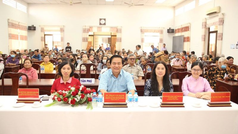 tang qua cho cac gia dinh dong bao dan toc tai khanh hoa nhan dip quoc khanh 68b3c97b0fe3e