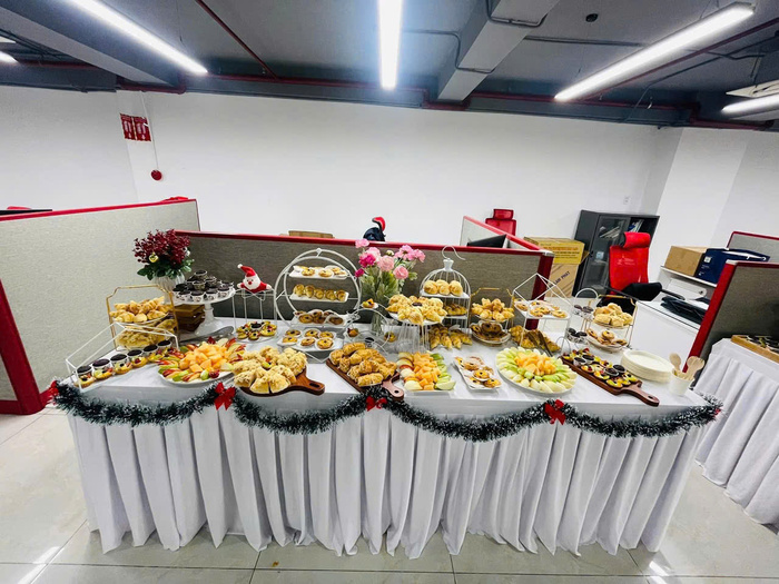 Tiệc Teabreak khai trương công ty ấn tượng tại Tiệc Sài Gòn 5 Hình 4: Đội ngũ nhân viên nhiệt huyết và sáng tạo làm nên sự khác biệt
